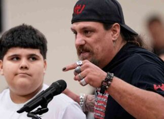 parent-claims-police-assault-outside-uvalde-courtroom